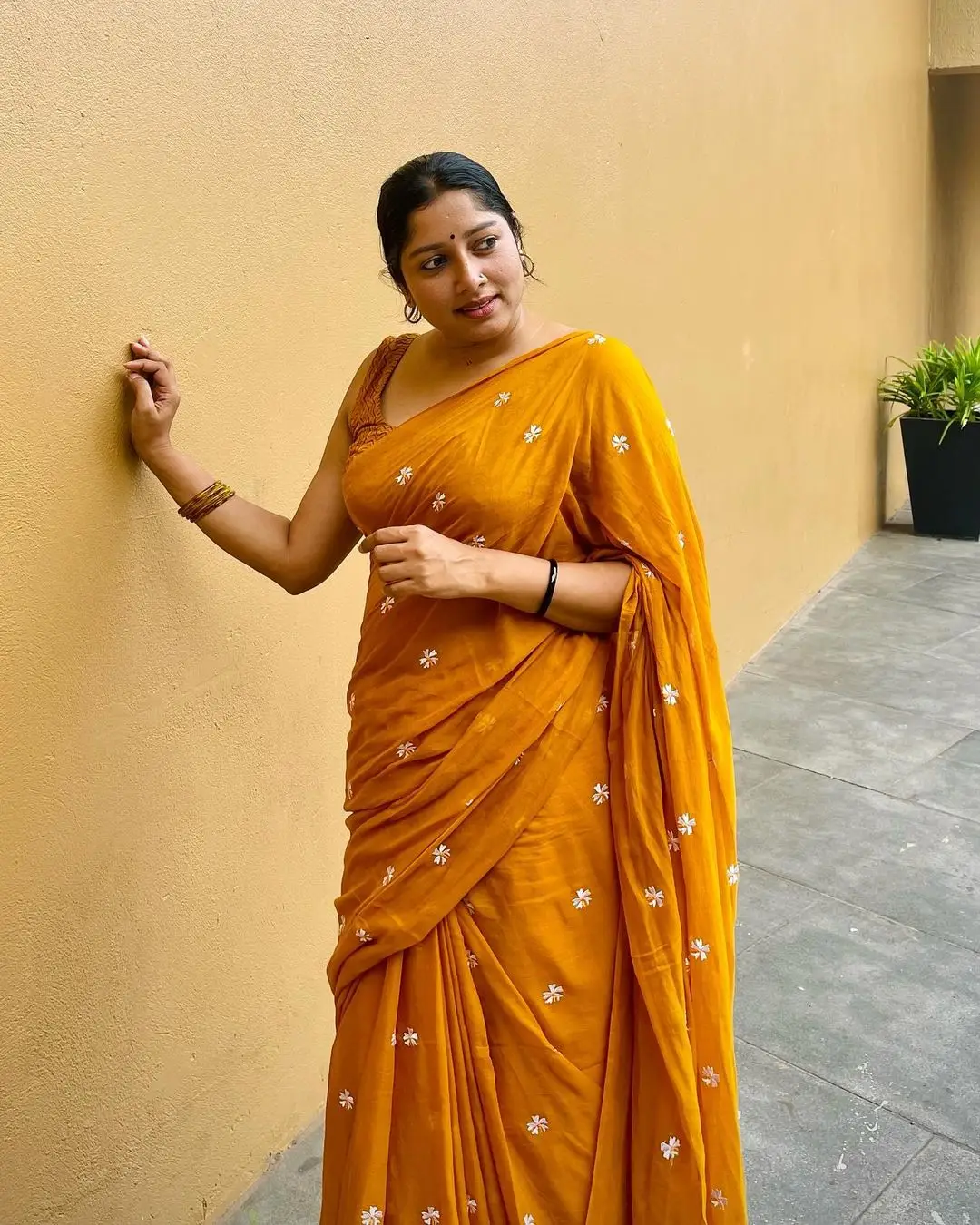 MALAYALAM ACTRESS ANUMOL SLEEVELESS IN YELLOW SAREE